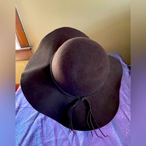 Jessica McClintock Wool Felt Wide brim hat with leather details like new